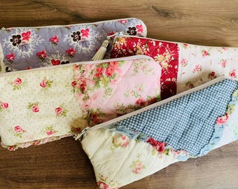 Pochette con cerniera in stile shabby chic con patchwork floreale: portafoglio, occhiali da sole, astuccio per matite
