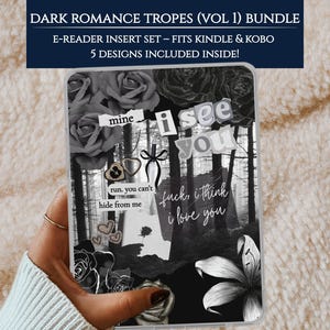 Pode incluir: Um inserto transparente para capa de e-reader com uma colagem em preto e branco de rosas, uma floresta e o texto: mine, i see you, run, you can't hide from me e fuck, i think i love you. O design inclui pequenos corações e um laço preto.
