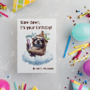 Tarjeta de cumpleaños con un divertido animal perezoso, feliz cumpleaños, diseño digital moderno, tarjeta imprimible humorística, tarjeta doblada con marihuana, portamonedas, tarjeta humorística, Bong