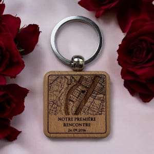 Porte-clé en bois personnalisé avec lieu symbolique, gravure unique d’un endroit, cadeau idéal couple, évènements, amitié ou mariage