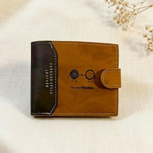 Peut inclure: Un portefeuille en cuir marron à deux volets avec un panneau marron foncé contrastant sur le côté gauche. Le portefeuille porte le texte "CARREN STYLE LEATHER" et une illustration fantaisiste avec le texte "Monsieur Ronchon".