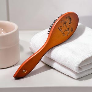 名入れ可能なヘアブラシ。女性へのギフトに最適。ユニークな刻印デザインで、誕生日、結婚式、ブライズメイドへのプレゼントにもぴったりです。