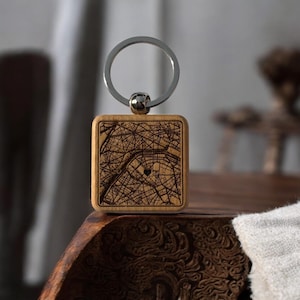 Porte clé en bois personnalisé avec carte, forme carrée, porte clé avec lieu important, idée cadeau unique pour ami, couple, famille
