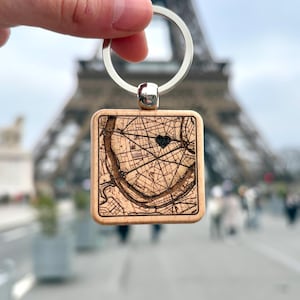 Porte clé en bois personnalisé avec carte, forme carrée, porte clé avec lieu important, idée cadeau unique pour Saint-Valentin