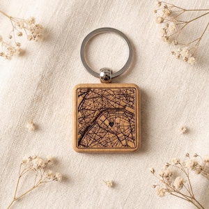Gepersonaliseerde houten sleutelhanger met kaartje, vierkant van vorm, sleutelhanger met belangrijke locatie, uniek cadeau-idee voor vriend, partner of familie.