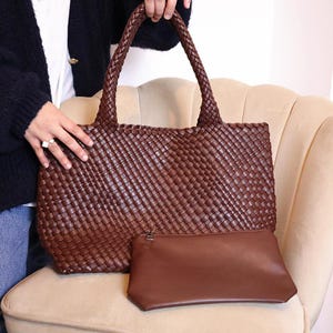 Gewebte Shopper-Hobo-Tasche aus veganem Leder – Abnehmbare integrierte Tasche – Dunkle Kaffeefarbe – praktisch – Große Damen-Tragetasche – Modisch