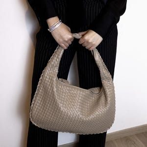 Damen-Hobo-Tasche aus weichem veganem Leder – Schickes Webdesign – Beige – Elegant, modern – Große Tragetasche im Boho-Stil – Trendige Mode