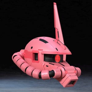 Op de afbeelding: Een roze robotkop met een opvallende antenne en een rode cirkelvormige lens. De kop heeft een afgeronde bovenkant, hoekige details en een cilindrische nekachtige structuur. Het ontwerp suggereert een futuristisch of sciencefiction thema.