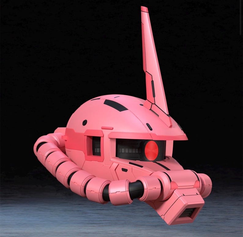 Op de afbeelding: Een roze robotkop met een opvallende antenne en een rode cirkelvormige lens. De kop heeft een afgeronde bovenkant, hoekige details en een cilindrische nekachtige structuur. Het ontwerp suggereert een futuristisch of sciencefiction thema.