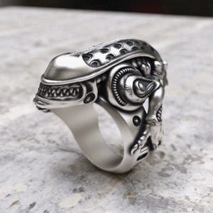 Alien Ring, 925 Sterling Silver, Xenomorph Statement Ring, Handcrafted Sci-Fi Ring, Space Creature Design, Cosmic Horror Gift