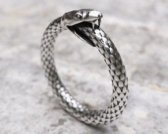 スネークリング スターリングシルバー、ウロボロス蛇デザイン、鱗模様、神秘的な925シルバーバンド、古代シンボルジュエリー