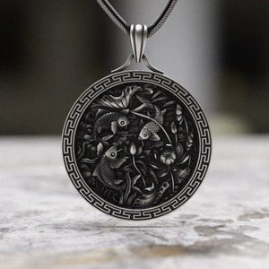 鯉のネックレス 925 スターリングシルバー、ギリシャのキーフレーム付きアジアンアートペンダント、ハンドメイドの池のシーンジュエリー、オリエンタルスタイルのギフト