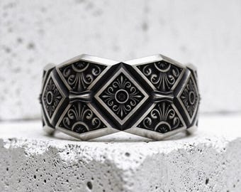 アールデコ調の彫刻が施されたスターリングシルバーの結婚指輪、幅8mm