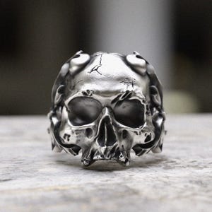 Vintage Schädel Ring 925 Sterling Silber, Gothic viktorianischen Schriftrolle Design Herrenring, handgemachte oxidierte Biker Statement Schmuck