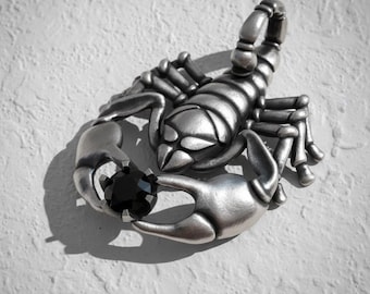 Wisiorek ze skorpionem ze srebra próby 925 z pazurami z kamieni szlachetnych – naszyjnik ze znakiem zodiaku Skorpion, ręcznie robiona biżuteria motocyklowa, prezent dla niego i dla niej