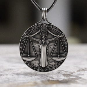 Waage Sternzeichen Anhänger, 925 Sterling Silber Halskette, Waage Halskette, Geflügelte Gerechtigkeit Balance Medaillon