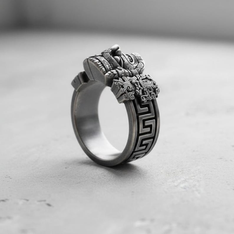 Aztekisk krigarring | Oxiderat silver | Tribal maskdesign | Handgjorda smycken | Statementring bild 4
