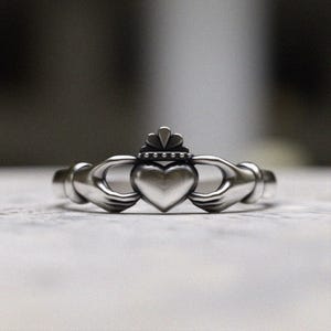 Claddagh Ring 925 Sterling Silber Keltisch Herz Krone Hände Traditioneller irischer Ehering Versprechensring Handgefertigt