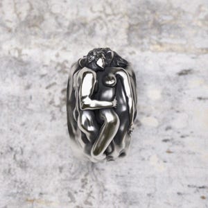 Anillo de abrazo de pareja en plata de ley 925. Anillo de sello con abrazos para parejas. Regalo romántico para aniversario, boda o San Valentín.