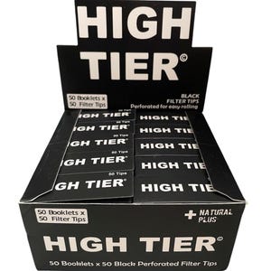 Può includere: Una scatola di 50 libretti di filtri per sigarette perforati neri High Tier. Ogni libretto contiene 50 filtri. La scatola è nera con testo bianco e un logo. Il testo sulla scatola recita "High Tier" e "50 Booklets x 50 Black Perforated Filter Tips".