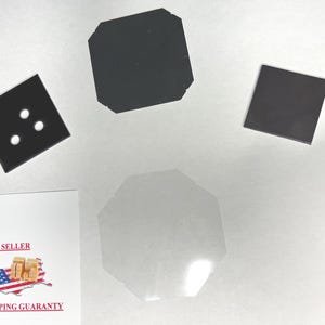 Op de afbeelding: Een assortiment zwarte vierkante en achthoekige objecten, waaronder een vierkant met drie gaten en een effen vierkant. Er is ook een witte kaart met "USA SELLER" en een Amerikaanse vlagafbeelding. De tekst "FAST SHIPPING GUARANTY" staat eronder.