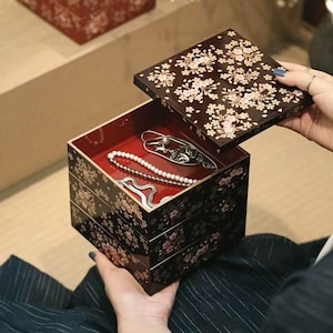 Portagioie laccato giapponese fatto a mano, a 3 livelli, con interno in velluto rosso ciliegio, elegante regalo per donne e mamme.