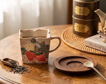 Juego de taza de cerámica pintada a mano con diseño de fresa, platillo de madera de acacia y cuchara dorada – Encanto rústico