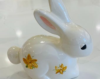 Statuina di coniglio in ceramica dipinta a mano con narcisi
