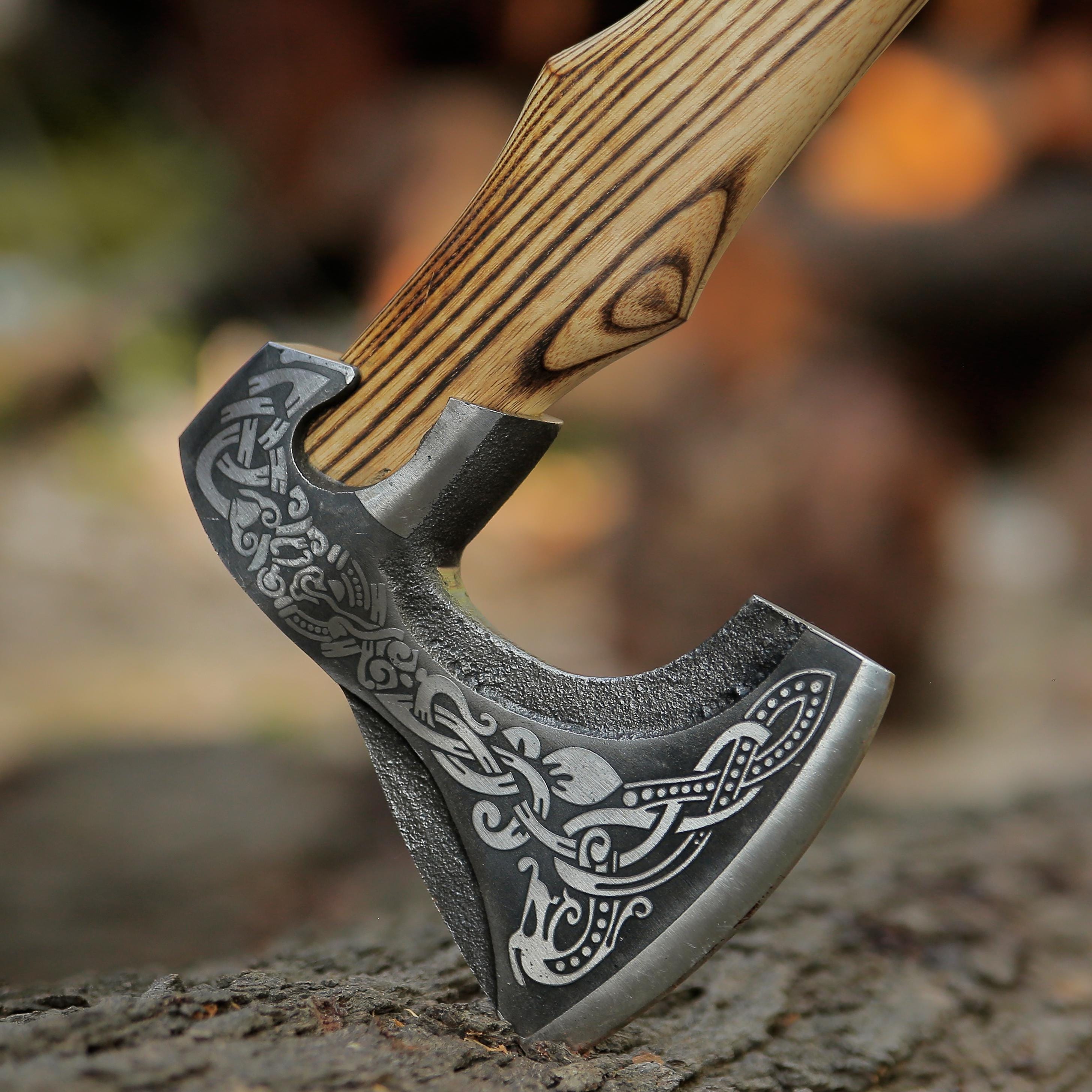 AXE027AM FS Crafts Hache Viking personnalisée en acier au carbone de 53,3 cm (21,00) faite à la main, forgée à la main pour extérieur/chasse/camping, hachette, hache barbue Ragnar avec manche gravé