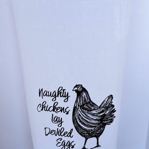 Freches Huhn Geschirrtuch. Dieses charmante Design zeigt ein verspieltes Huhn Motiv und den witzigen Satz &#39;Naughty Hühner legen Teufel Eier&#39;.