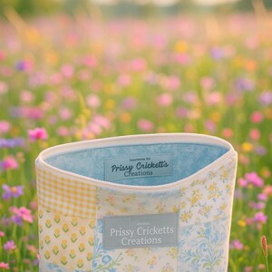 Handmade Patchwork Zipper Pouch, Floral Cosmetic Bag, Vintage-Inspired Travel Organizer – Prissy Crickett’s Creations. Ideal for on-the-go.