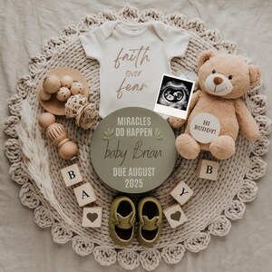 Faire-part de bébé de la foi sur la peur | Modèle de toile de révélation de grossesse modifiable | Publication numérique chrétienne pour bébé d'août 2025 | Pose à plat neutre
