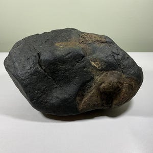 Scholar&#39;s Rock Klassischer asiatischer Naturstein ≈ Suiseki, Suseok, Gongshi für Inneneinrichtung, Wohnkultur, Wabi-Sabi Stil oder Garten