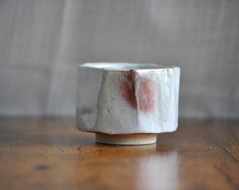 真紅の炎をあしらった手作りの繊細な青磁の洞察力 - 陶芸の傑作