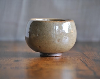 丸みのあるシルエットと素朴な色合いの手作りひび割れ釉湯呑