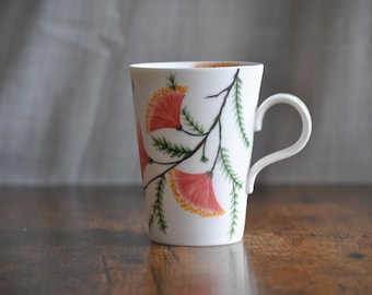 Taza de cerámica con ilustración floral hecha a mano: diseño botánico pintado a mano para amantes del té.