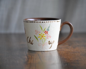Taza de cerámica hecha a mano: escena floral de cocina, estilo vintage