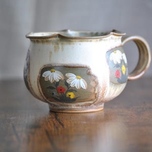 Daisy Floral Ceramic Mug – Scalloped Rim and Framed Flower Panels Gift for Flower Lovers