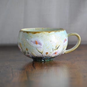 Handgemachte Calla-Lilien-Keramiktasse - 3D-Blumenrelief-Artisan-Kaffeetasse mit einzigartigem Griff und verträumtem Lavendel-Ombre