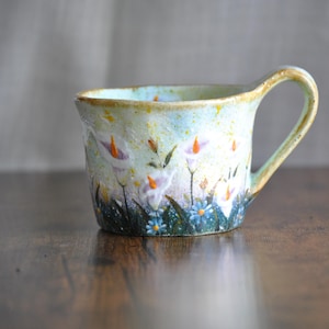 Handgemachte Calla-Lilien-Keramiktasse - 3D-Blumenrelief-Artisan-Kaffeetasse mit einzigartigem Griff und verträumtem Lavendel-Ombre