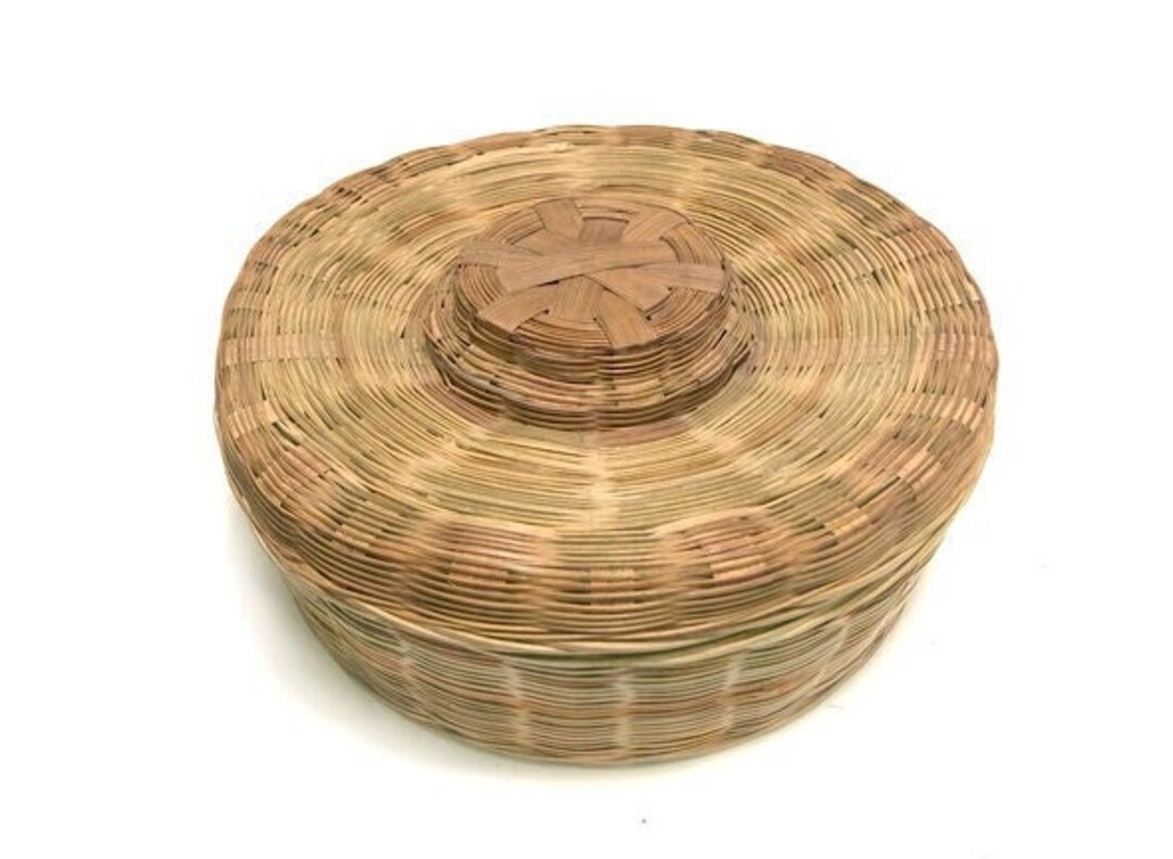 Vintage Woven Basket With Lid Vintage Sewing Basket Vintage Woven Basket Vintage Baskets Basket ...