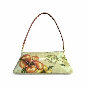 Puede incluir: Un bolso beige con asa marr&oacute;n y herrajes dorados. El bolso presenta un estampado floral y de mapa con tonos naranja, amarillo y verde. Una peque&ntilde;a etiqueta rectangular dorada est&aacute; en la parte delantera.