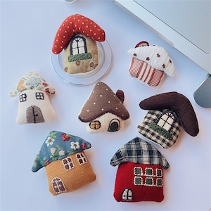 Handmade Plush House Phone Grip – Cute Magnetic Phone Stand