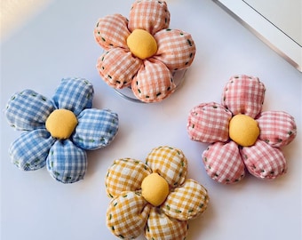 ハンドメイドフラワーマグネット式スマホグリップ – ふわふわスマホスタンド | カラフルなギンガムチェックスマホホルダー | 柔らかなニットチャーム