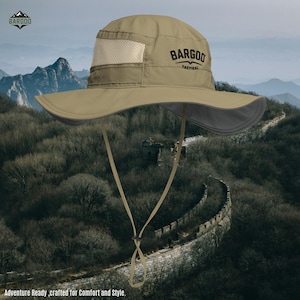 Puede incluir: Un sombrero de sol de color caqui con un panel de malla y un logotipo bordado en marrón que dice "Bargoo Tactical". El sombrero tiene un ala ancha y una correa para la barbilla.