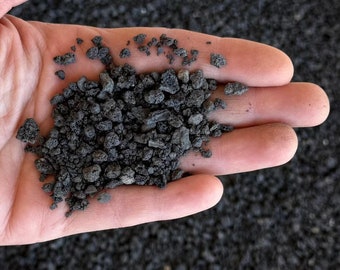 Black lava sand (coarse grain planting medium or top dressing, horticultural grit)