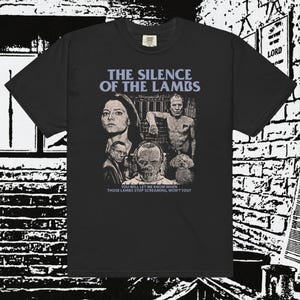 Puede incluir: Camiseta negra con un gráfico de la película "El silencio de los corderos". El diseño incluye el título de la película, retratos de personajes y la cita "Me harás saber cuándo esos corderos dejen de gritar, ¿verdad?"