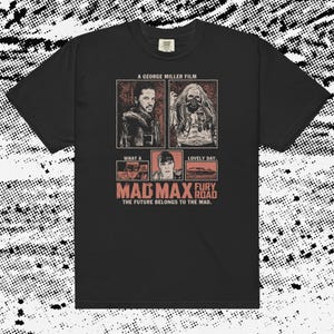 Peut inclure: T-shirt noir avec un graphisme du film "Mad Max: Fury Road". Le design comprend des images de personnages et le titre du film dans une police stylisée. Le texte sur le t-shirt se lit "A George Miller Film" et "The future belongs to the mad."