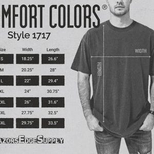 Peut inclure: Un t-shirt Comfort Colors gris fonc&eacute;, style 1717, avec un tableau des tailles indiquant les mesures de largeur et de longueur en pouces. Le t-shirt est port&eacute; par une personne. Le texte "RAZORS EDGE SUPPLY" est en bas.