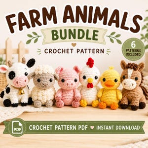 Può includere: Un gruppo di sei giocattoli di animali della fattoria all'uncinetto: mucca, pecora, maiale, pollo, anatra e cavallo. L'immagine presenta il testo "Farm Animals Bundle Crochet Pattern" e "6 Patterns Included". I giocattoli sono disposti su una superficie di legno.